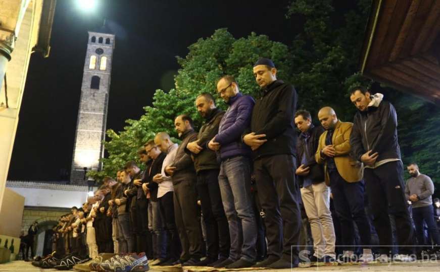 Muslimani u BiH klanjali prvi teravih-namaz: Begova džamija prepuna vjernika 